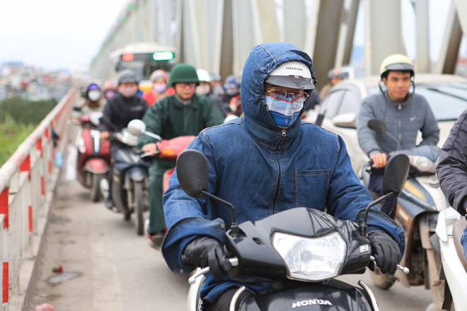 Chùm ảnh: Người dân Hà Nội khoác cả chăn bông, mặc áo mưa xuống phố để tránh rét Chùm ảnh: Người dân Hà Nội khoác cả chăn bông, mặc áo mưa xuống phố để tránh rét